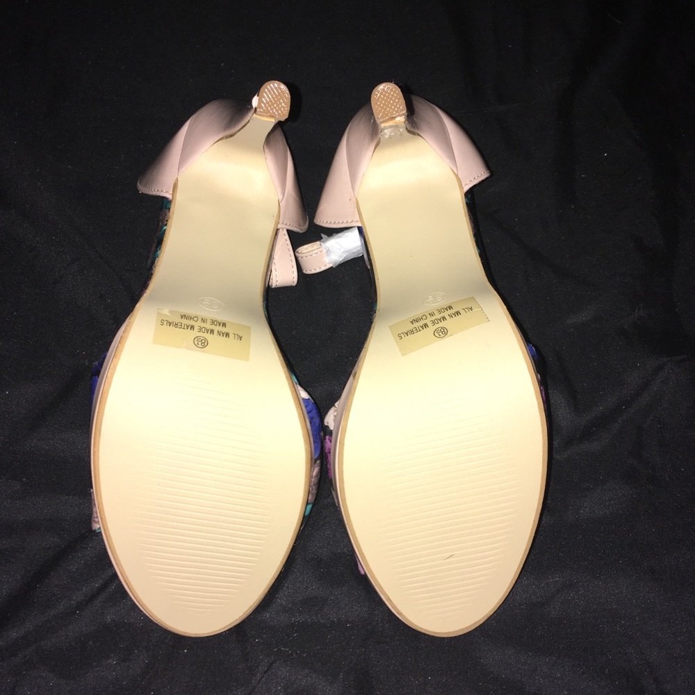 Sandals - Picture 4 of 4